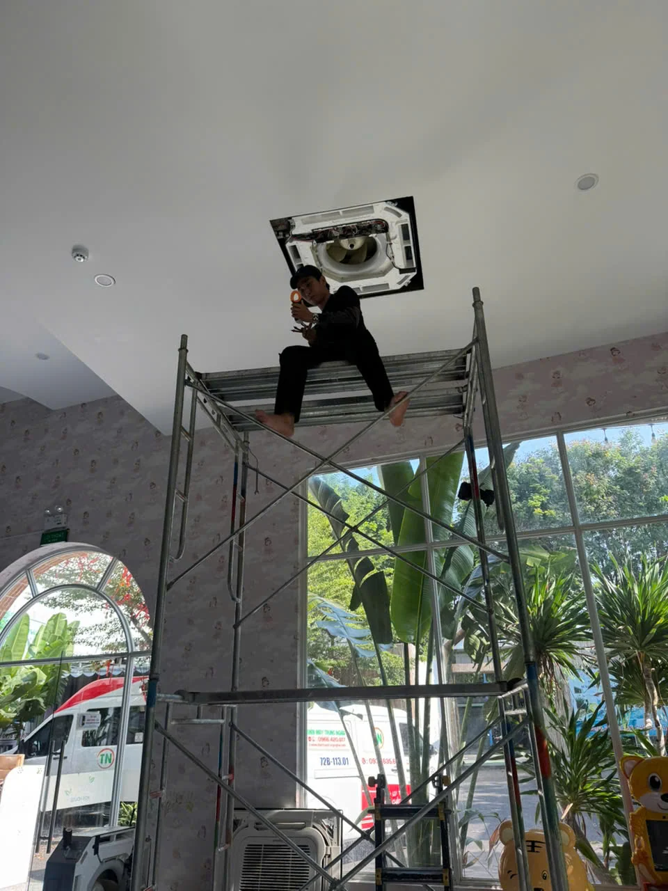 Hoạt động kiểm tra hệ thống máy lạnh âm trần tại công trình